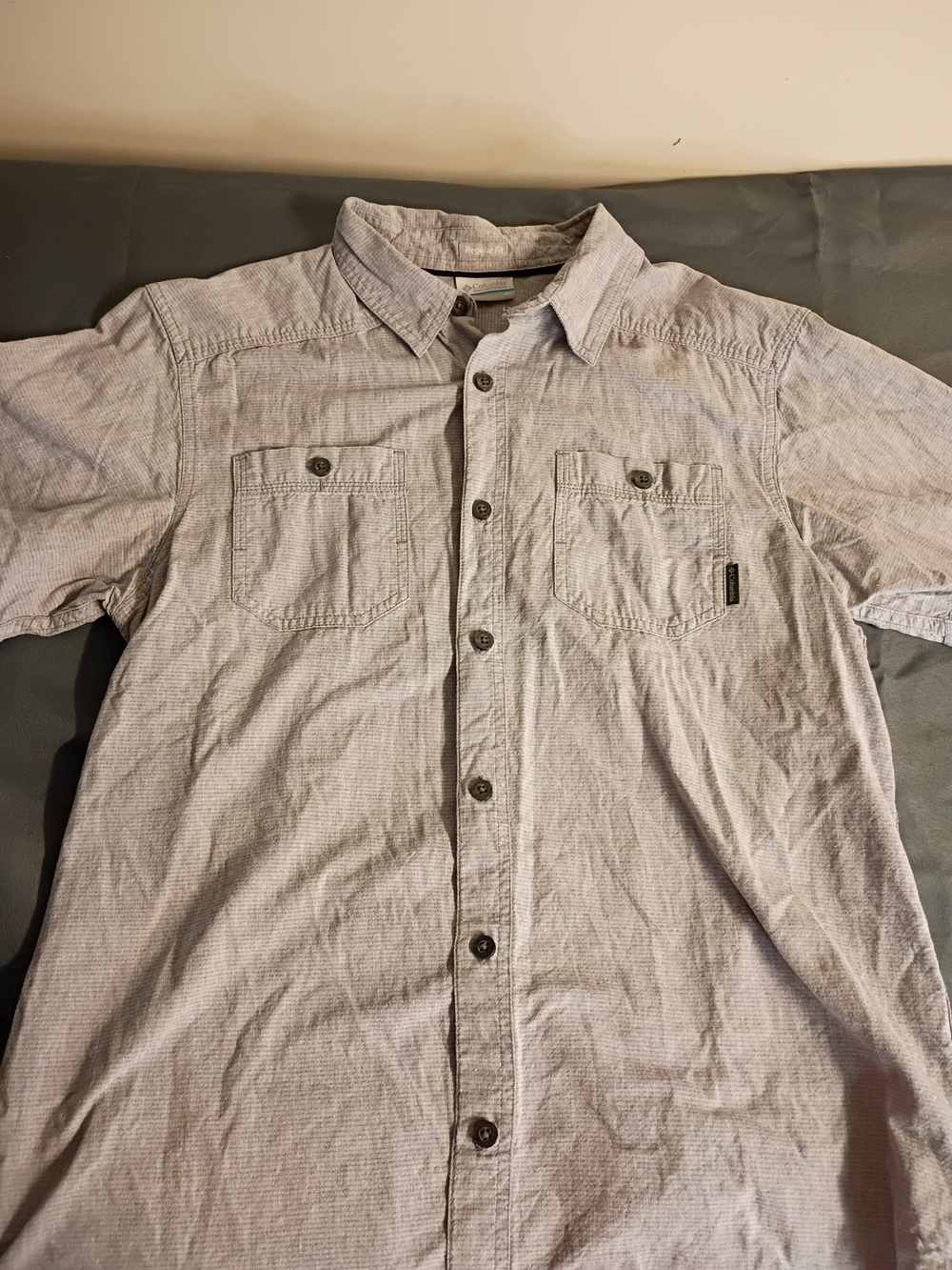 Men's Short-Sleeve Casual Button-Down Shirt in Light Gray